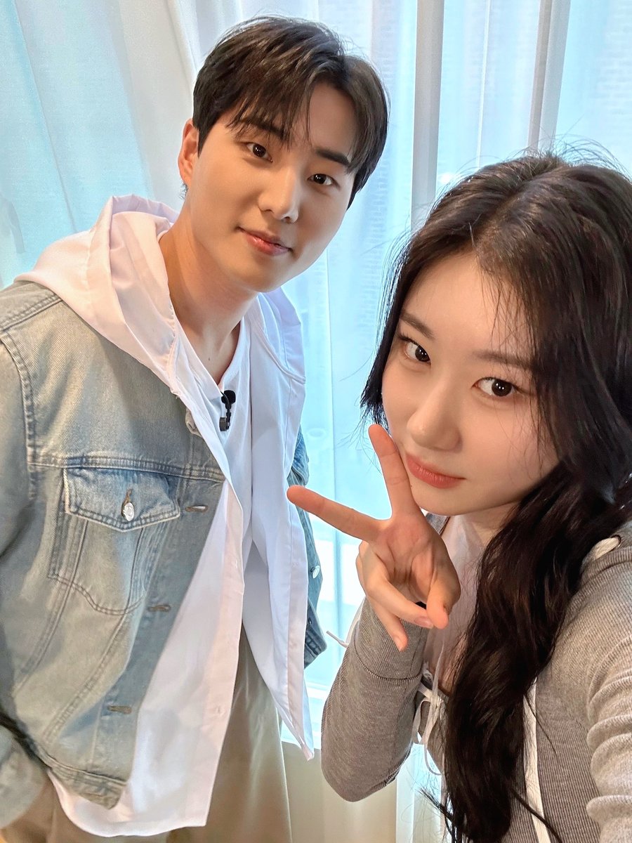 ITZYofficial's tweet photo. [ #채령이배불렁친구불렁 ]
무맥락도 ROCK이다 🎤
채배불의 첫 페이지를 함께 채워주신 #YoungK #영케이 선배님 🦊
🎬 https://t.co/pJdSiAgkL6

#ITZY #MIDZY @ITZYofficial
#CHAERYEONG #채령 #채배불
#DAY6 #데이식스 @day6official https://t.co/Prf6ja04km