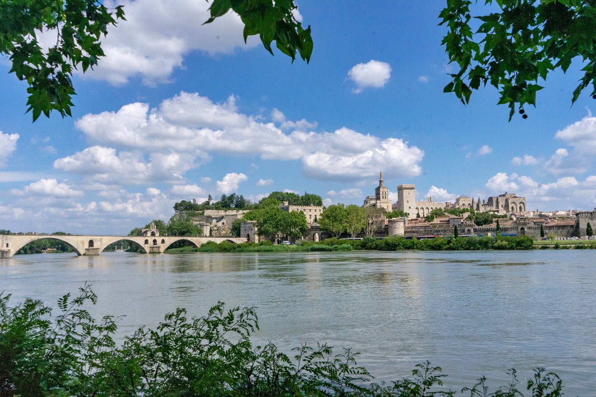 🇨🇵 Le Pont d'Avignon 🇨🇵!!
C'è  anche una canzone, nota in Francia, che lo celebra: è lo storico ponte di Saint-Bénezet, lungo 915 metri in origine, 22 arcate sopra i due rami del Rodano e l'isola fluviale di Barthelass!
#explorefrance #avignontourisme
