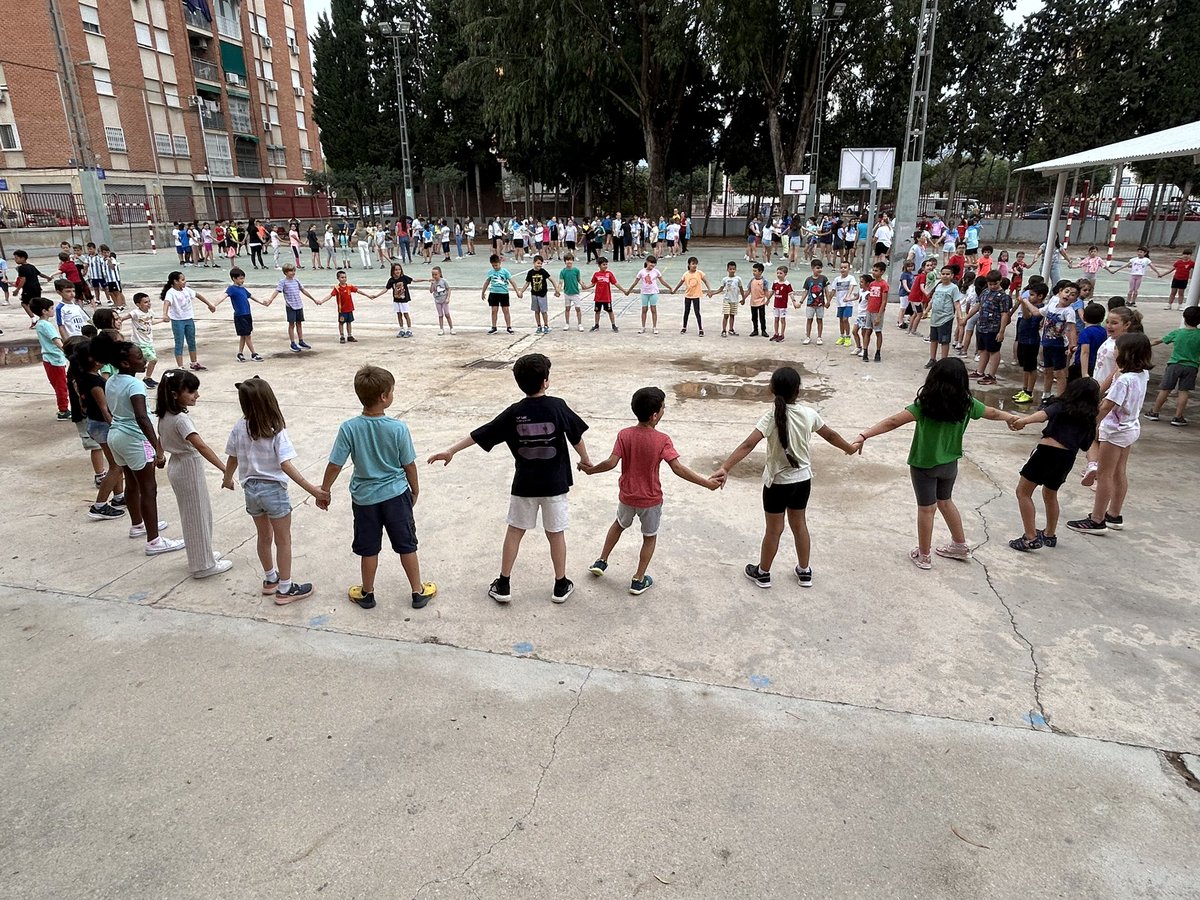 santiagomayor12's tweet photo. ¡SI QUE PUEDES! ¡Que nadie te diga que no! Fuertes, decididos, convencidos de que todo es posible si se lo proponen... Así son los alumnos y alumnas del CEIP Santiago el Mayor👦🏽👧
#MasQueUnCole #SomosFamilia
#PIEAulaBiografica #DanzasSimbolicas @CPRRegionMurcia @sifopcarm https://t.co/oWKXsy3huO