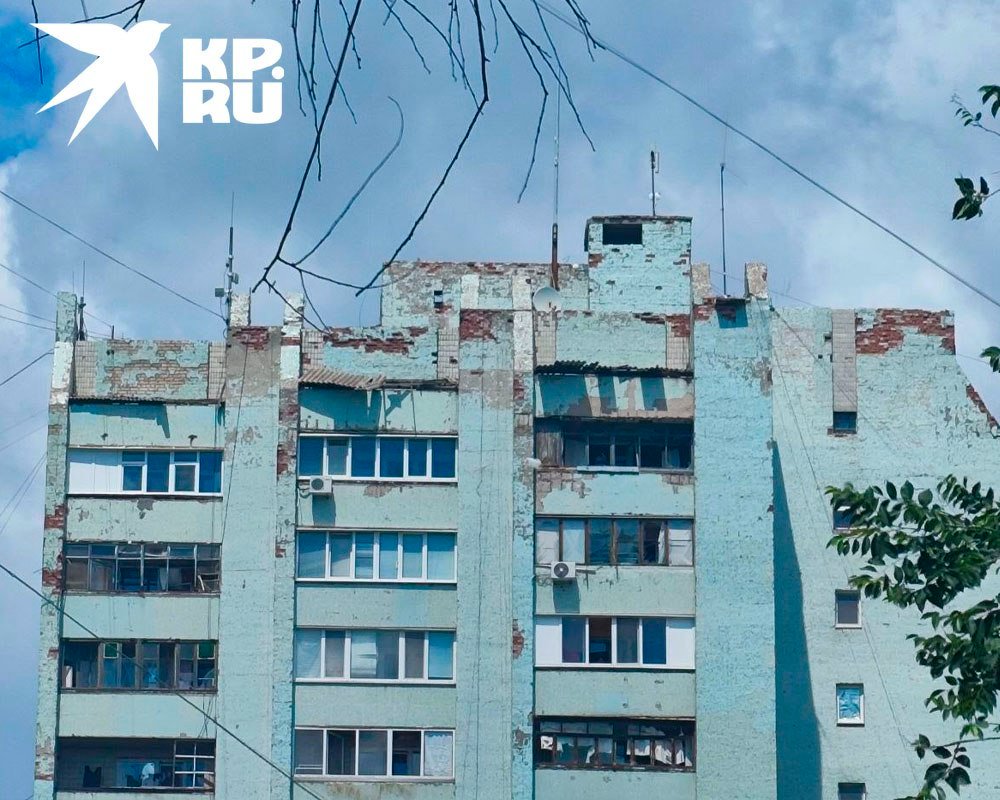 AlexeyOi's tweet photo. @CITeam_ru Хорошо,что Руслан поправился насчёт дома27б, потому что по повреждениям взрыв явно не на крыше и даже в дали от дома. Стёкла почти все целые,провода на крыше тоже,отвалилась старая штукатурка и шифер.Я вот по прежнему думаю,что взрыва два было,но уже не важно) @cit_en https://t.co/6uRl98xP3P