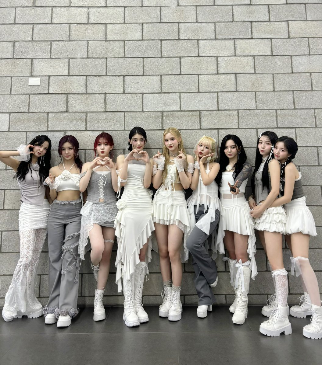 official_kep1er's tweet image. [Catch the Moment📸]

#더쇼 에서도 반짝반짝 ✨️
Kep1er는 빛나는 걸 멈출 수 없어 🤍

Kep1ian의 사랑으로 무럭무럭 자라
별처럼 빛나고 있는 짱플러 🌠
눈부실 만큼 아름다워요 💜

지지 않을 저 별처럼
2주차도 다함께 Let's start!

#Kep1er #케플러
#Shooting_Star #Kep1going_On