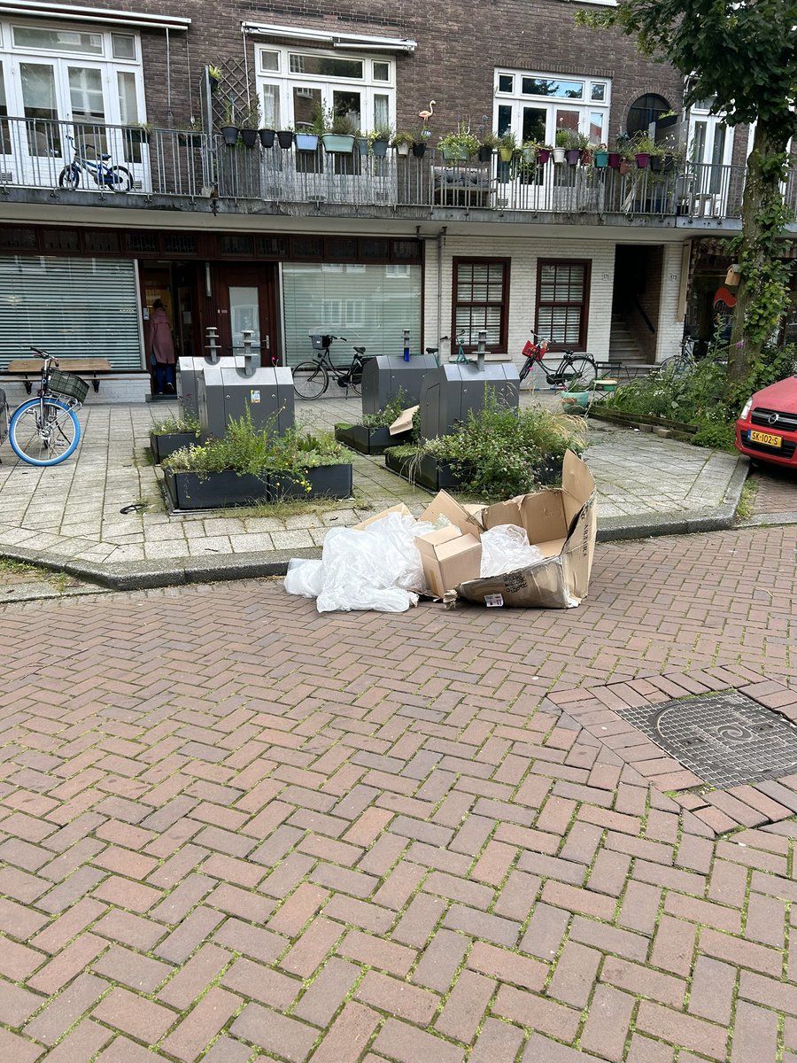 mediawereld's tweet photo. Wie is er eigenlijk verantwoordelijk voor schade? @webcare020 @AmsterdamNL als jullie het grofvuil niet ophalen? https://t.co/gMkT2hNruj