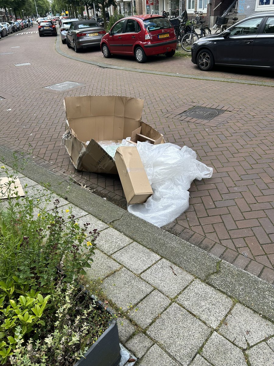 mediawereld's tweet photo. Wie is er eigenlijk verantwoordelijk voor schade? @webcare020 @AmsterdamNL als jullie het grofvuil niet ophalen? https://t.co/gMkT2hNruj