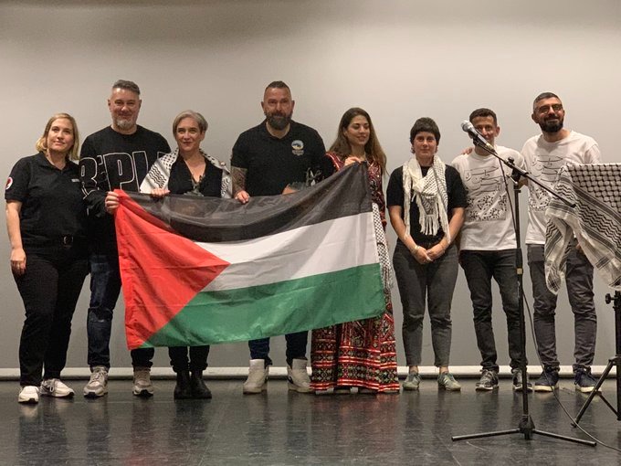 Premio a la #Solidaridad

Los compañeros de la <a href="/OEPB/">Olivier Foucher</a> han recibido el premio de la Comunidad #Palestina por la decision de no trabajar buques que portaran armas.💪💪