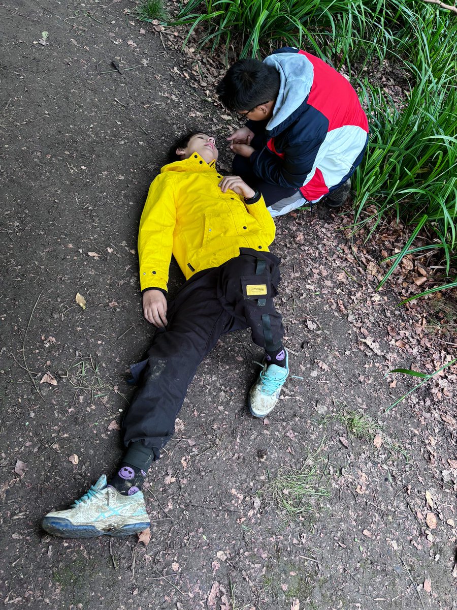 MissECollierDGS's tweet photo. First Aid training this morning from an ex-army medic 🚨🚑 @DartfordGS #DGSCreativityweek #bushcraft https://t.co/LSRzxjZ6R1