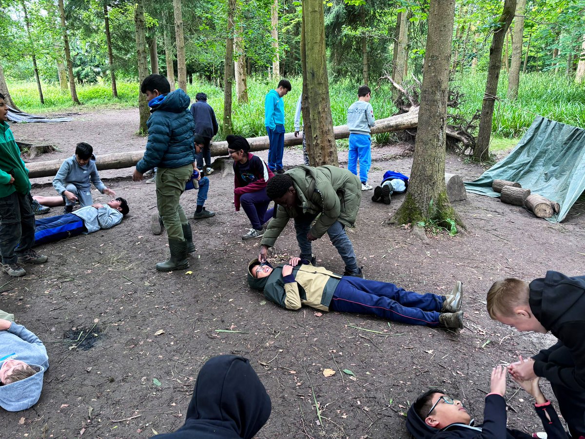 MissECollierDGS's tweet photo. First Aid training this morning from an ex-army medic 🚨🚑 @DartfordGS #DGSCreativityweek #bushcraft https://t.co/LSRzxjZ6R1