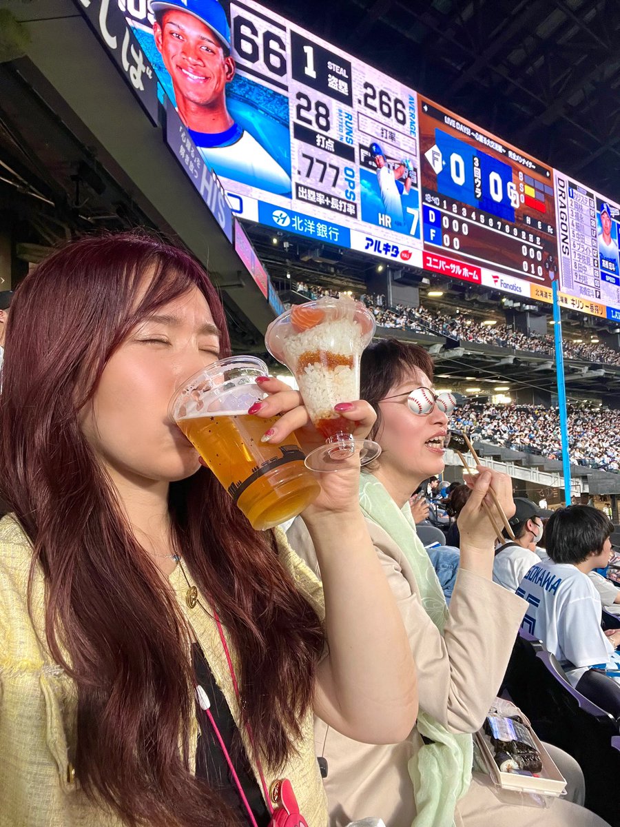 母が無料ペアチケットGET
仕事終わりに「セ・パ交流戦」観戦中⚾️

ルールはまだ勉強中だけど
球場で飲むビールも格別に旨い🐹×🐉