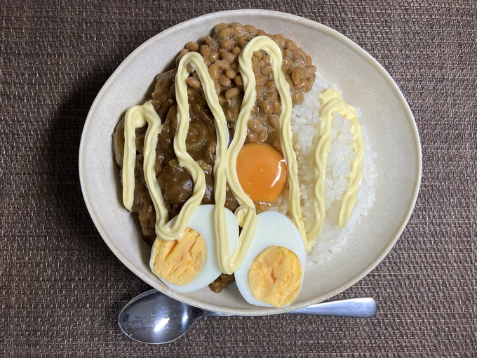 空凪村の郷土料理の再現飯作りました。

感想…普通のカレーに卵2個+納豆で
見た目以上にボリューム。
具材を混ぜ混ぜすると、納豆の粘り気と
マヨなどで見た目が地獄。
味は割と普通に食べられるけど
それなら普通のカレーを食べていれば
良いのでは?納豆いらなくない?
真似する方は自己責任で。 