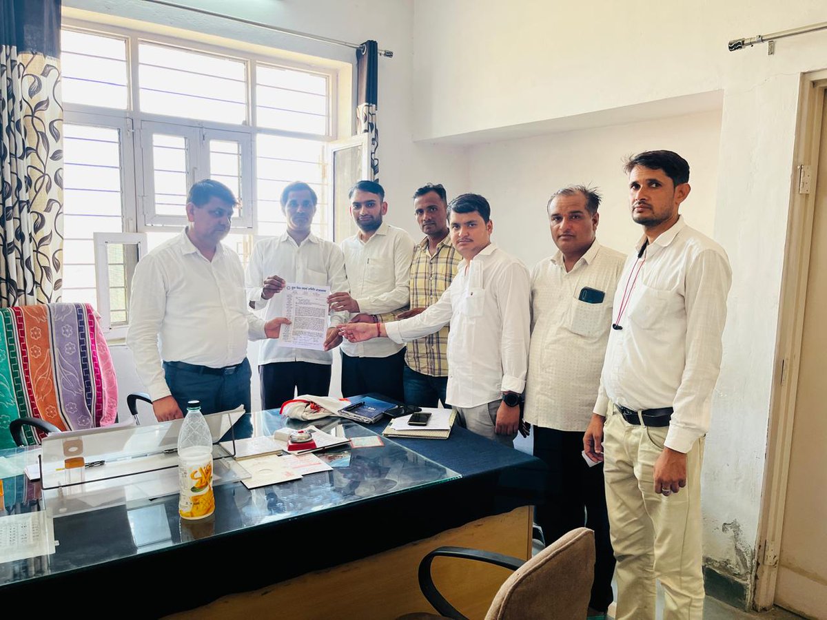 राजीव गांधी युवा मित्रो के द्वारा अपनी बहाली को लेकर मुख्यमंत्री के नाम sdm कों सोपा ज्ञापन यदि सरकार मांगे नहीं मानतीं है तो फिर से अनिश्चितकालीन धरना दिया जाएगा <a href="/1stIndiaNews/">First India News</a> <a href="/8PMnoCM/">राजस्थानी ट्वीट</a> <a href="/aajtak/">AajTak</a> <a href="/ashokgehlot51/">Ashok Gehlot</a> <a href="/BhajanlalBjp/">Bhajanlal Sharma</a> <a href="/BJP4Rajasthan/">BJP Rajasthan</a> <a href="/BJP4India/">BJP</a>