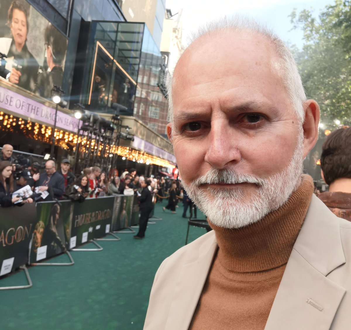 Fresh from the #HOTDS2 Green Carpet I can report that ep1 hits the ground running, full of grim intrigue and spectacle. I can also confirm the show is as dimly lit and colour denuded as S1. Watch in 4K SDR for the best viewing  experience...