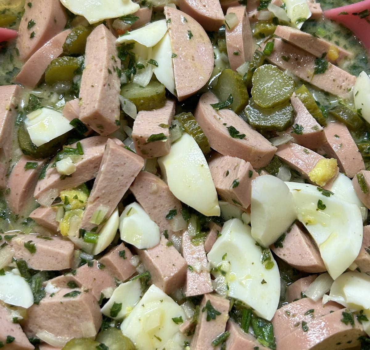 FrauQuagner's tweet photo. Folgendes:

😋

#Essenistfertig #Wurstsalat #Lyoner #Saarland #lecker https://t.co/RS9G6ROLqK
