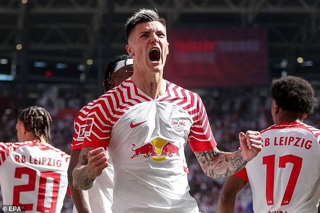 MouayedKor57308's tweet photo. Benjamin Sesko set to REJECT Arsenal and sign an improved deal at Leipzig, but he has unwritten agreement to leave in the future

The 21-year-old had accrued strong interest from both the Gunners and the Blues, who looked set to battle it out for his signature.
#Gunners 
#Leipzig https://t.co/e3jpBztIJy