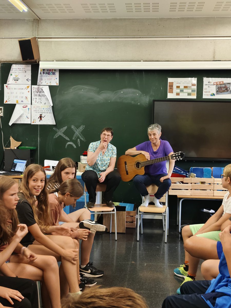arenaldellevant's tweet photo. La classe de l'Art i de les Xarxes Socials hem rebut avui la visita de la Maria i la Teresa. Hem recordat anècdotes,  moments viscuts, sortides, animals que hem estudiat, etc. Van ser les nostres mestres d'I3 i d'I4. Ha estat una experiència molt bonica. https://t.co/1gTnZDUhtQ