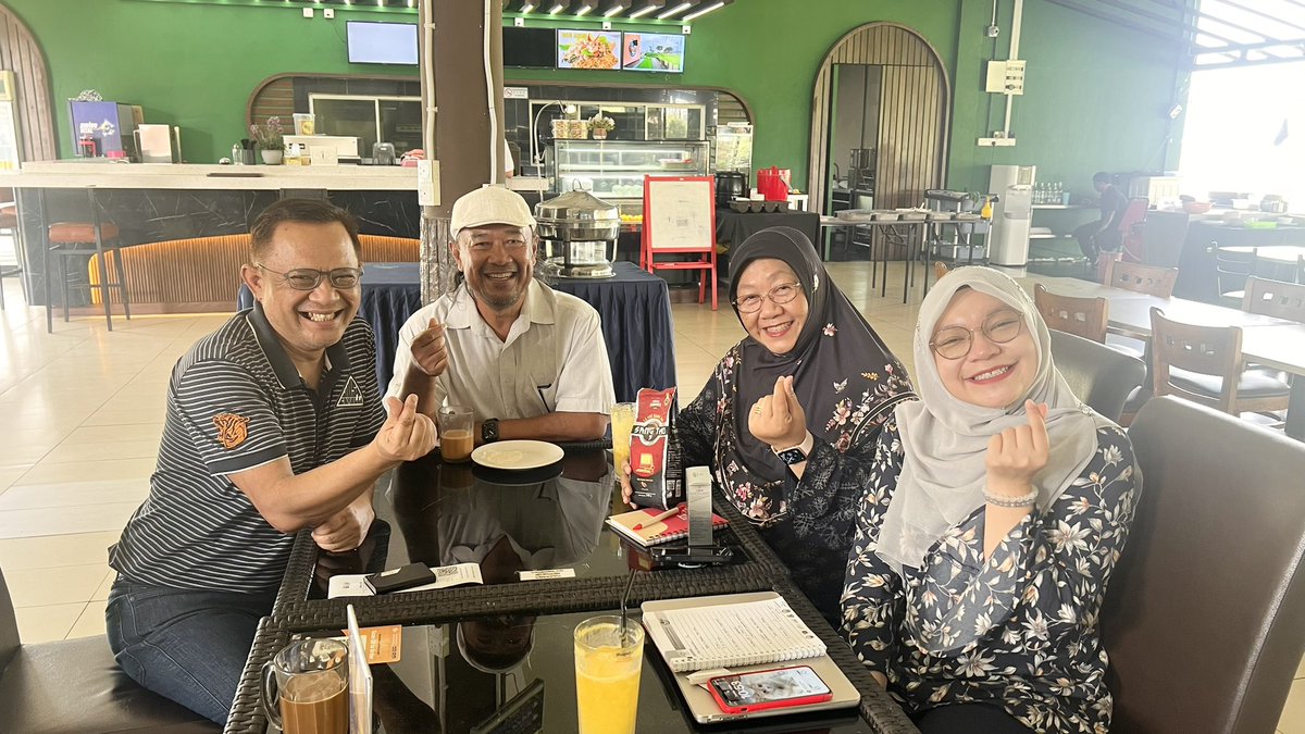 This is the team to jointly produce a book on the halal journey in 🇻🇳 hopefully in Q125.