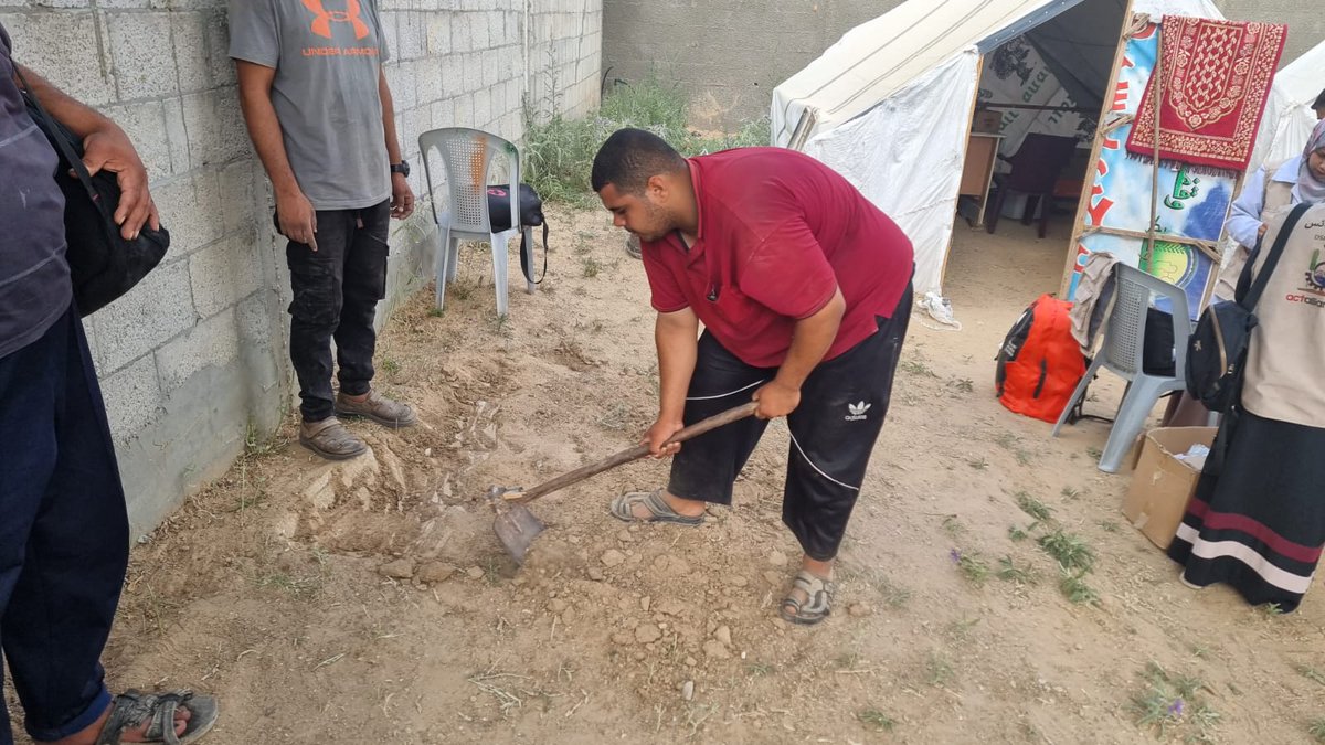 DsprOffice's tweet photo. In Khan Younis, people are eager to help set up the tents, tables and treatment chairs for our mobile clinic. Our doctors and nurses offer medical and psychosocial services there and provide nutritious supplies to the many people in need. https://t.co/yCjAIeme8C