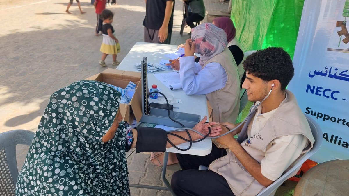 DsprOffice's tweet photo. In Khan Younis, people are eager to help set up the tents, tables and treatment chairs for our mobile clinic. Our doctors and nurses offer medical and psychosocial services there and provide nutritious supplies to the many people in need. https://t.co/yCjAIeme8C