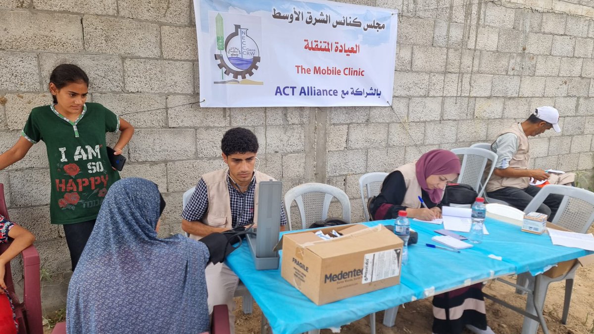 DsprOffice's tweet photo. In Khan Younis, people are eager to help set up the tents, tables and treatment chairs for our mobile clinic. Our doctors and nurses offer medical and psychosocial services there and provide nutritious supplies to the many people in need. https://t.co/yCjAIeme8C
