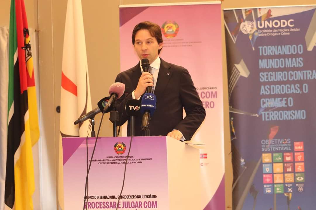 Simpósio Internacional em Maputo discute mecanismos efectivos para processar e julgar numa perspectiva do género e reduzir os desafios que a mulher enfrenta no acesso à justiça. O compromisso da UE e parceiros é também assegurar uma resposta adequada do judiciário a tais desafios