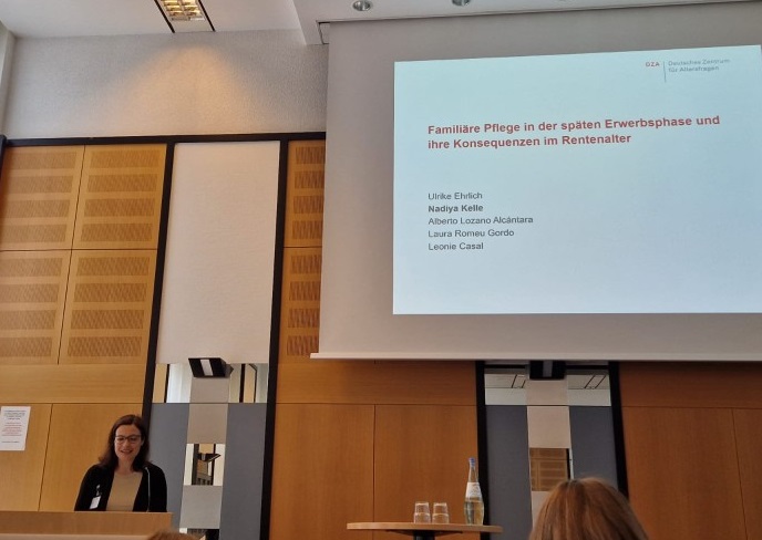 Letzte Woche fand die @FDZ_rv -Jahrestagung statt und auch @kelle_nadiya durfte dabei sein und wichtige Befunde zu familiärer Pflege in der späten Erwerbsphase und ihre Konsequenzen im Rentenalter vorstellen. #Pflege #Rente