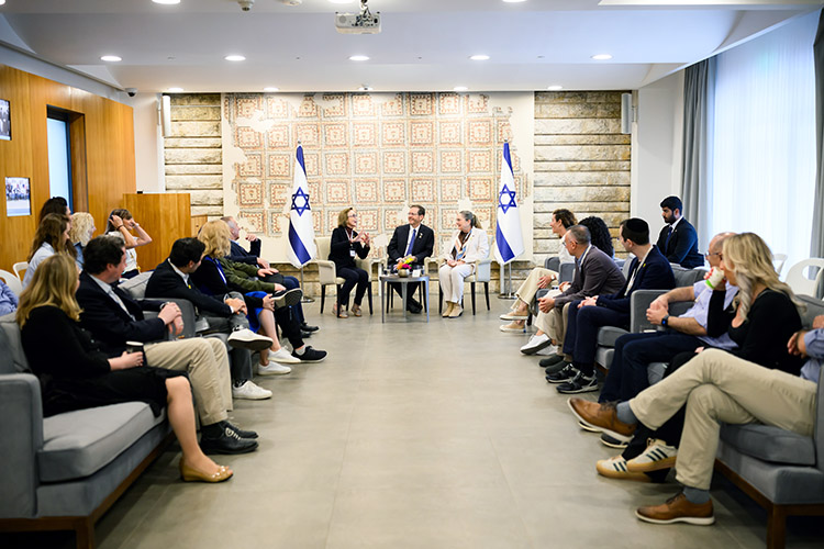 daniellevy1's tweet photo. A mini roundup of news: In April, I participated in BGU's Halutz Communal Leaders Fellowship Programme. It began with meeting @DouglasKMurray, who I spotted and chatted with at the airport. We then met President Herzog, where our group shared initiatives we had been working on. I highlighted @jhiveuk's efforts since 7th October to engage HR and EDI leaders in UK corporates to support Jewish colleagues in the workplace.