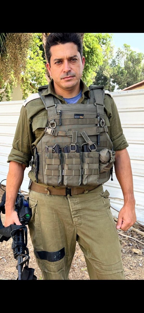 אז הוא רץ לעלות על ווסט, זרק כמה מחסניות לא משופצרות לתוכו, שכח להסיר את החולצה הכחולה שמעידה על הופעה מרושלת, תפס נשק ונתן מבט קשוח ורציני למצלמה. הופה יש לנו תמונה. בהתאם לתמונה, אתמול בלילה ראוי היה שהשר הגרוע הזה יצביע נגד חוק ההשתמטות נכון?! אבל לא כך הדבר. נראה שלא באמת