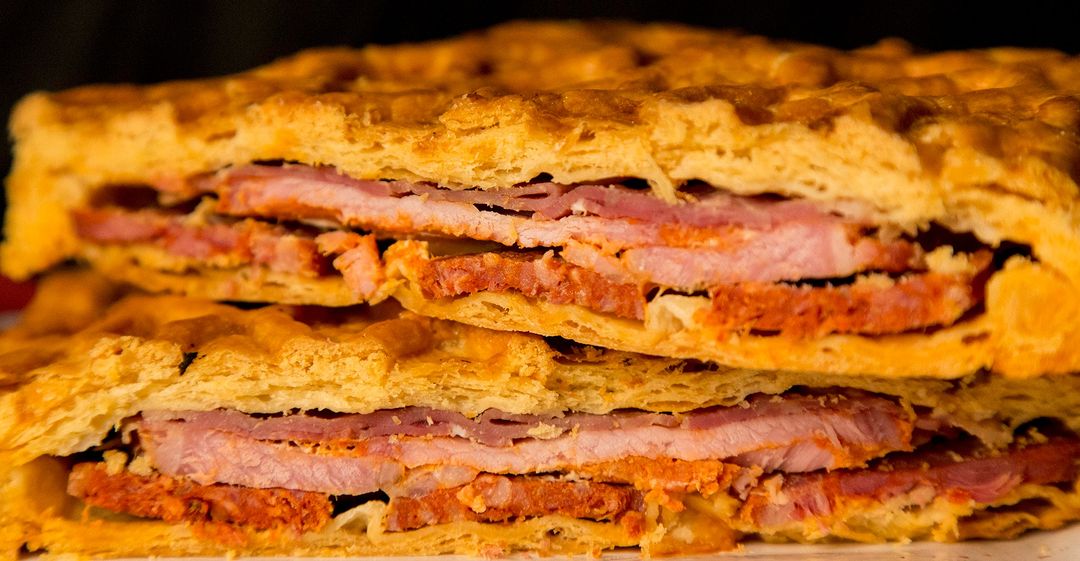 <a href="/HORNAZOSALAMANC/">HORNAZO DE SALAMANCA</a> Según su historia, se degustaba cuando llegaba el Lunes de la Octava de Pascua, o conocido como "Lunes de Aguas" cuando los estudiantes y vecinos celebraban y comían el hornazo acompañado de un buen vino a orillas del río. 
 
#HornazodeSalamanca #MarcadeGarantía #TierradeSabor