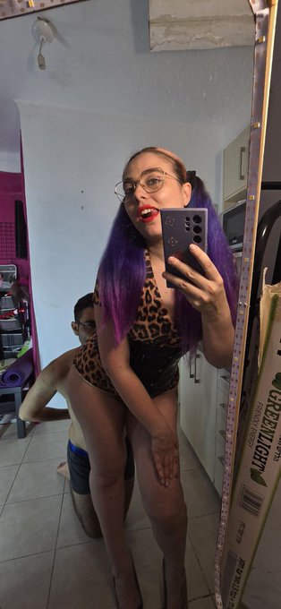 He like to kiss my ASS! https://t.co/OMHGBLySi8