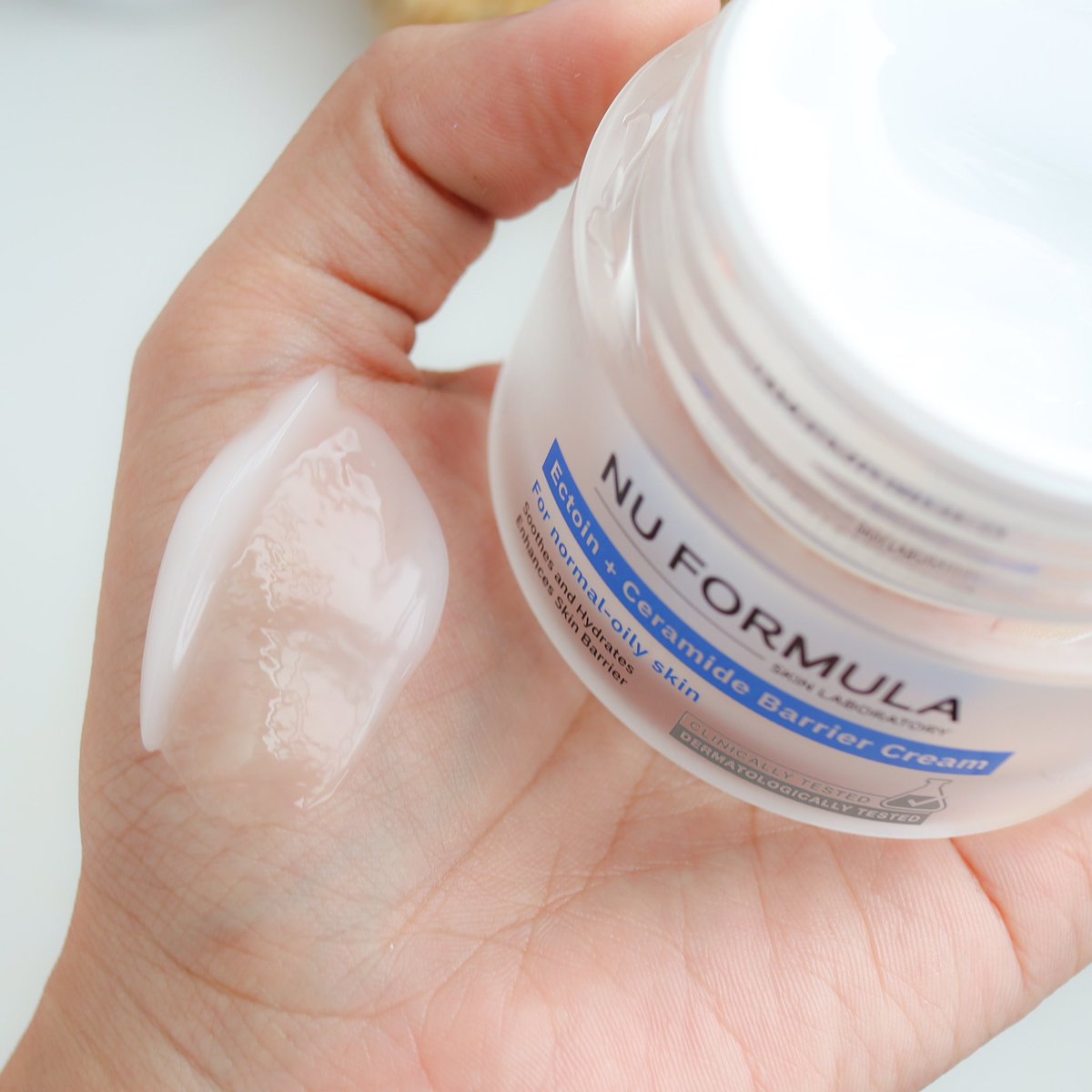 inkmaya's tweet image. 💦💨ผิวเสียสมดุลไม่ใช่เรื่องตลก ถ้าไม่แต่งหน้าคือไม่กล้าออกจากบ้าน ทั้งเป็นสิวผิวแดงแสบยิบๆ เราแพ้ฝุ่นหนักมาก ใส่แมสยิ่งคัน ช่วงผิวพังเราใช้ #มอยเจอร์กู้ผิวNUFORMULA ตัวเดียว ให้มากกว่าชุ่มชื้นคือ clam ผิวดีมาก โบกก่อนนอนฉ่ำๆ มันไม่มันเป็นเนื้อเจล ตื่นมาหน้าหายคันหายแดง…