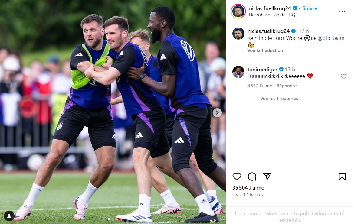 Footballogue's tweet photo. Niclas Füllkrug et Antonio Rüdiger ont failli se battre pendant un entraînement de la sélection allemande ouvert au public 😬 🇩🇪

L'attaquant de Dortmund se serait plaint avec vigueur d'un tacle jugé trop appuyé de la part du défenseur madrilène, pendant un exercice plutôt "banal", rapporte @SPORTBILD. 

Rüdiger, qui n'a pas fini la séance d'entraînement avec le reste du groupe, a ensuite commenté amicalement la publication Insta de Füllkrug, postée après les événements. ❤ 🤝