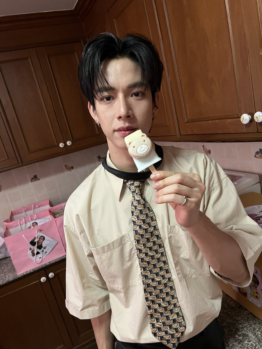 frankthanatsar3's tweet photo. Food support from lovely fan🌻✨
Special thank ..everyone 
รอเพลงแรกในชีวิต … “ How hard “ @jevelmusic11 
#frankthanatsaran #นุ้งหมีของแฟรงค์ #frankeating https://t.co/Q5hwvV5GO3