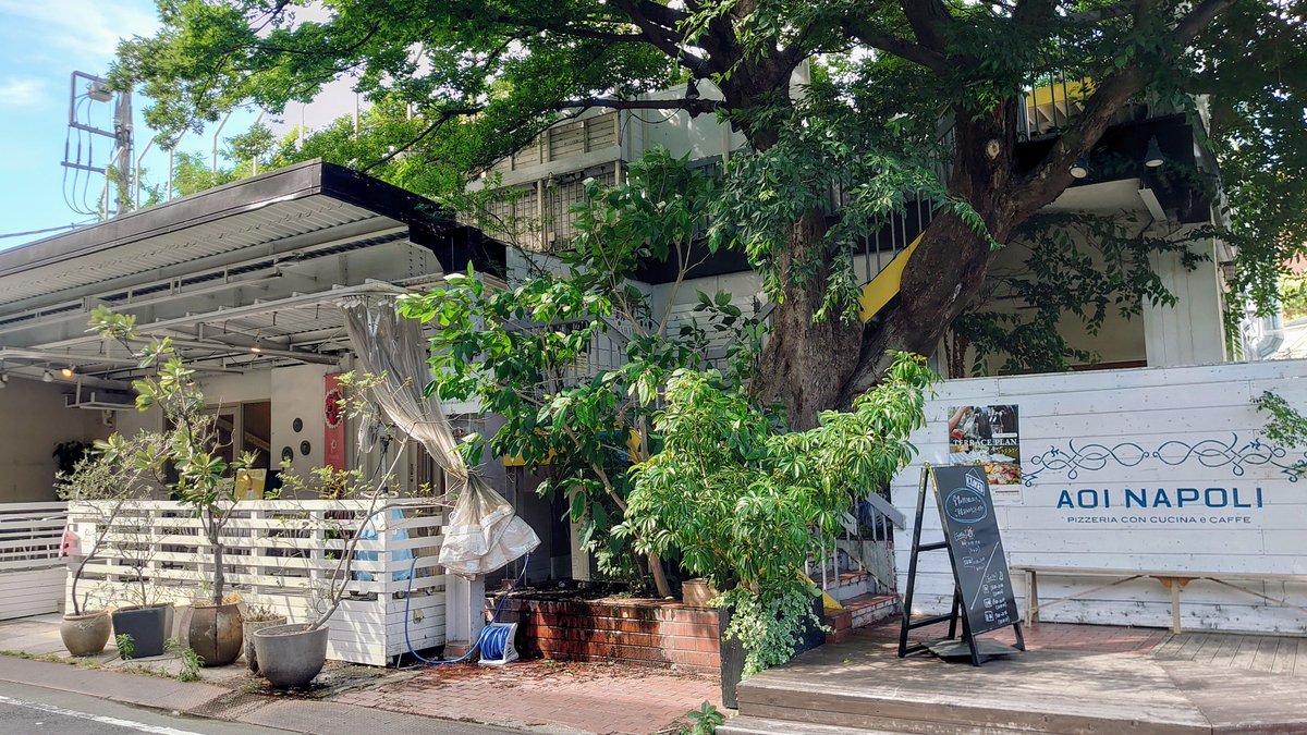 batajan's tweet image. 界隈で知らぬ者などいない小石川のおシャレ空間（元印刷工場の屋上をリノベした庭のあるイタリアン）#青いナポリ の真下にあるパティスリーブーランジェリー #PARADIS の近くまで来たのでケーキを買う…炎天下で持ち歩くことを考えて地味なチーズケーキやモンブランやシュークリームを選んでしまった！