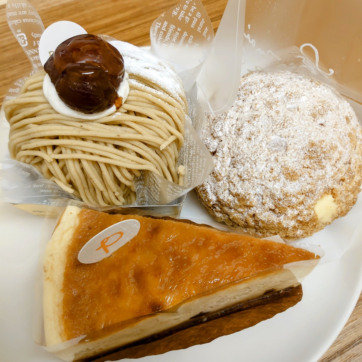 batajan's tweet image. 界隈で知らぬ者などいない小石川のおシャレ空間（元印刷工場の屋上をリノベした庭のあるイタリアン）#青いナポリ の真下にあるパティスリーブーランジェリー #PARADIS の近くまで来たのでケーキを買う…炎天下で持ち歩くことを考えて地味なチーズケーキやモンブランやシュークリームを選んでしまった！