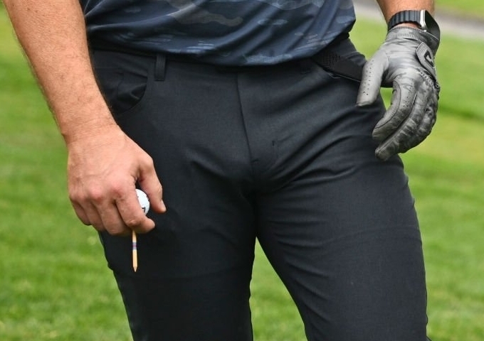 onlysuperstarsx's tweet photo. Chris Pratt bulge on golfing course https://t.co/6mD4FdZsK7