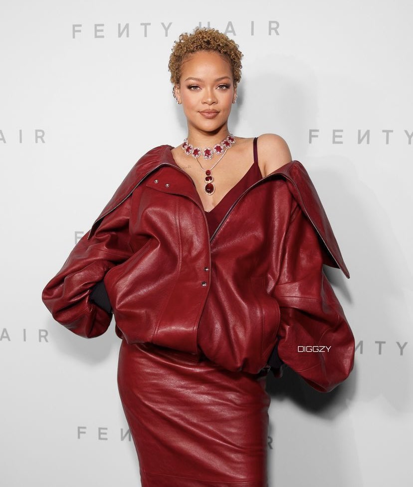 Navysbrasil23's tweet photo. Rihanna no evento de lançamento do FENTY HAIR em Los Angeles! https://t.co/uLWJnSzhLB