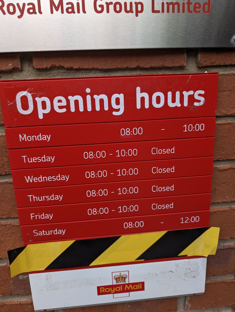 BernieHodges's tweet photo. @RoyalMail Montpelier Bristol - how is anyone meant to collect their mail with a 2 hour window on weekdays? I cannot find my item online as your system doesn't work. So cannot rearrange delivery.... https://t.co/4Wgj0xwEAB