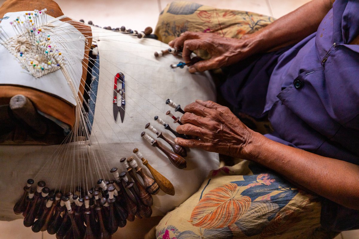 EthicalXGlobal's tweet photo. Innovation meets tradition! 

Join the upcoming exhibition to witness the magic of traditional fabric design processes. From intricate handloom weaves and stunning Dumbara patterns to vibrant natural dye batik.

🧵🤲🏾 Discover the beauty of Sri Lankan handcrafted textiles 🧵 https://t.co/Zl32Uk26hy