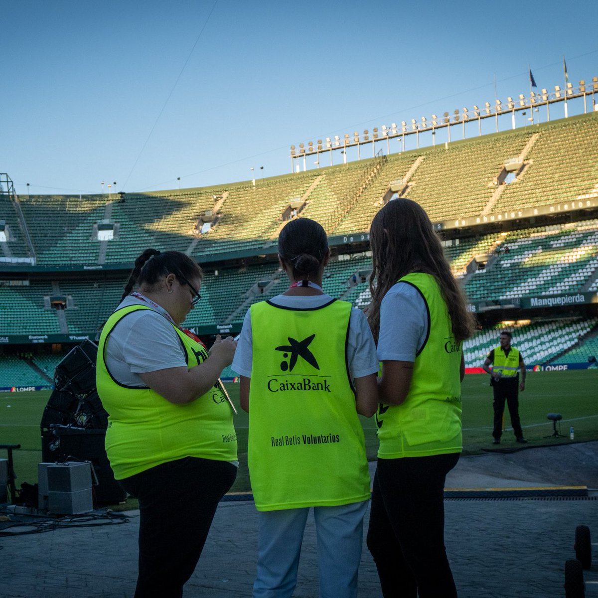 RBetisFundacion's tweet photo. ¡Superamos los 𝟯.𝟬𝟬𝟬 voluntarios! 🤟 

¡Gracias al programa @RealBetis - @caixabank cada vez somos más! 💚 ¡La familia verdiblanca sigue creciendo! 🤜🤛 https://t.co/rNWoXi14no