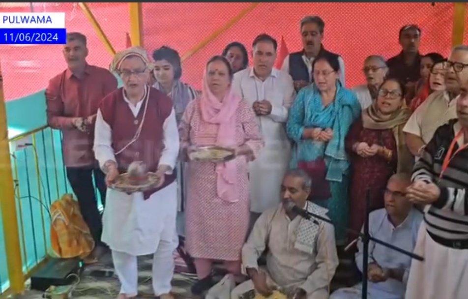 dar_Zubair_07's tweet photo. Historic and heartwarming!
After 50 long years, Kashmiri Pandits have once again performed Hawan at the sacred Brari Mouj temple in Murran village, #Pulwama. A moment of spiritual renewal and cultural resurgence. #Kashmir #CulturalHeritage #UnityAndBrotherhood https://t.co/FEi9yGEjwn