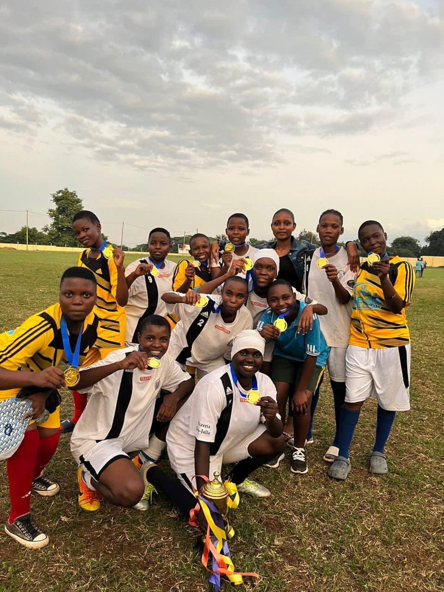 AnderssonFabian's tweet photo. För några år sedan delade jag Nicoles insamling här på Twitter för att tjejerna i Tanzania skulle kunna fortsätta spela fotboll. Det blev en succé! 

Nu är det dags igen. Läs Nicoles inlägg och skänk gärna en slant om ni har möjlighet! 🧡

RT=Kärlek https://t.co/23vQHwCkAh