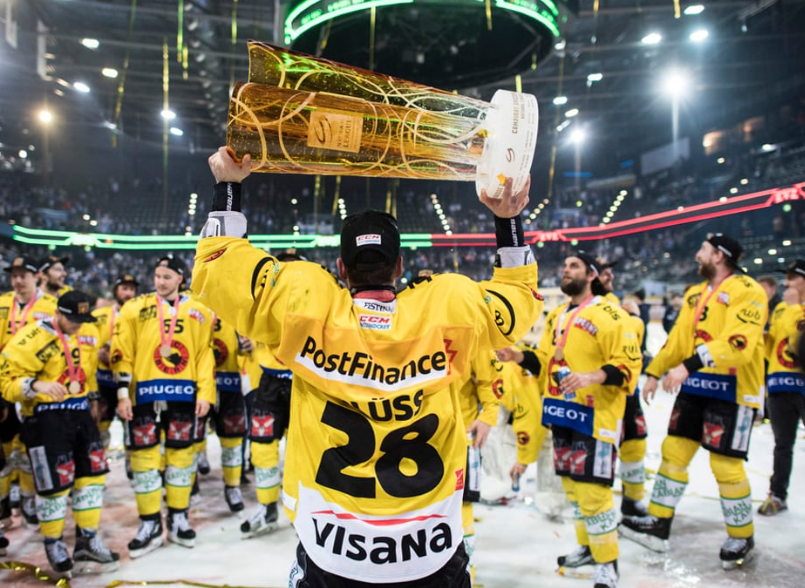 BurkhardtPhilip's tweet photo. Die Schweizer #Fussball- und #Eishockey-Profi-Ligen sollen sich absprechen und Lohn-Obergrenzen für Spieler und Spielerinnen einführen dürfen.
Das hat der #Ständerat im Rahmen der Vorlage zur Änderung des Kartellgesetzes beschlossen. (1/6) https://t.co/9ODac7VGob