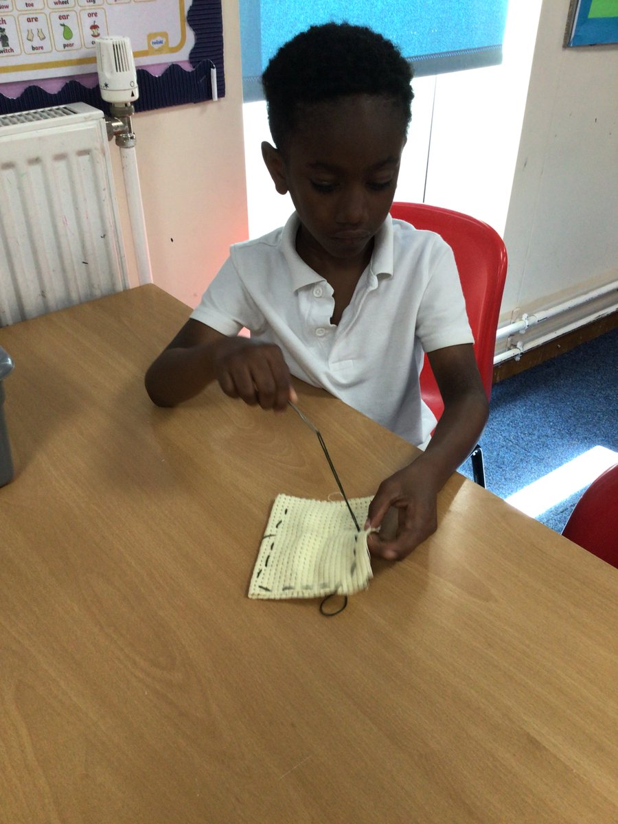 Lakeside_Sch's tweet photo. Y2 are really pushing themselves this week - they have been perfecting their sewing skills ready to make their 'Bag for Life' next week to finish their #GreatBigGreenWeek project! ๐๐โป๏ธ #PractiseMakesProgress https://t.co/8dXsilLw8w