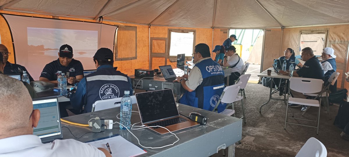 PAHOemergencies's tweet photo. #JuntosRespondemos mejor. 🙌

Ayer el #EMTamericas de @CCSSdeCostaRica, el CICOM a cargo de @msaludcr 🇨🇷 y personal de @CSSPanama realizaron en el ejercicio #CENTAMGUARDIAN 2024 el cual pone a prueba su capacidad de respuesta. 

Los EMTs de 🇨🇴 🇭🇳🇩🇴 participaron como evaluadores. https://t.co/UlBOg67RUy
