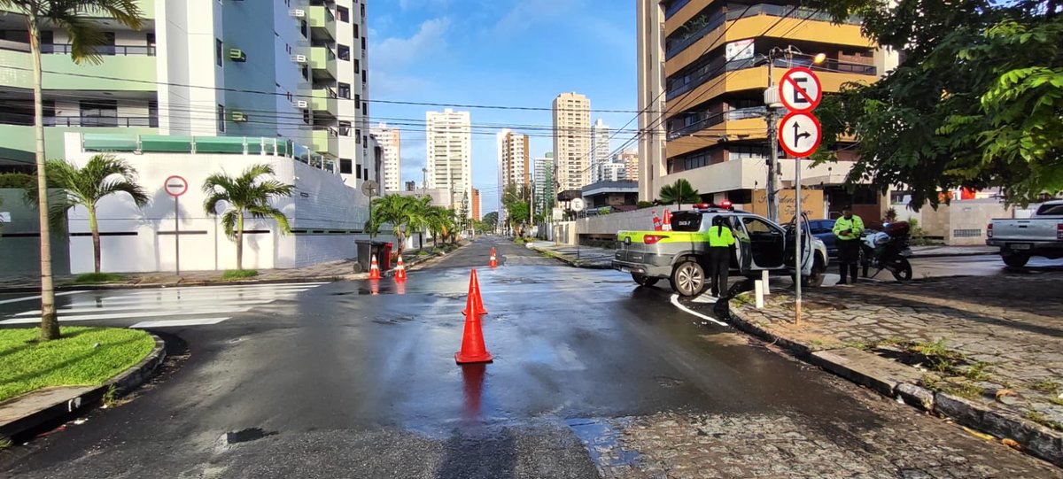 ExpeditoFilho's tweet photo. Agentes de mobilidade orientando o fluxo na mudança de circulação da Av. Pombal, Manaíra. https://t.co/R2qnnjS2Y4