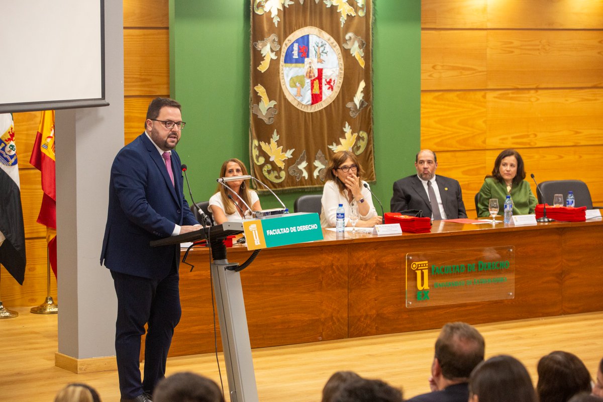 UexDerecho's tweet photo. El pasado jueves celebramos la graduación de la promoción del Grado en Derecho, turnos de mañana y tarde.

Con la asistencia de autoridades, familiares y profesores, en un Aula Magna a rebosar.

Nuestra enhorabuena para todos los graduados. La Facultad será siempre vuestra casa: https://t.co/CjxVGCCbCE