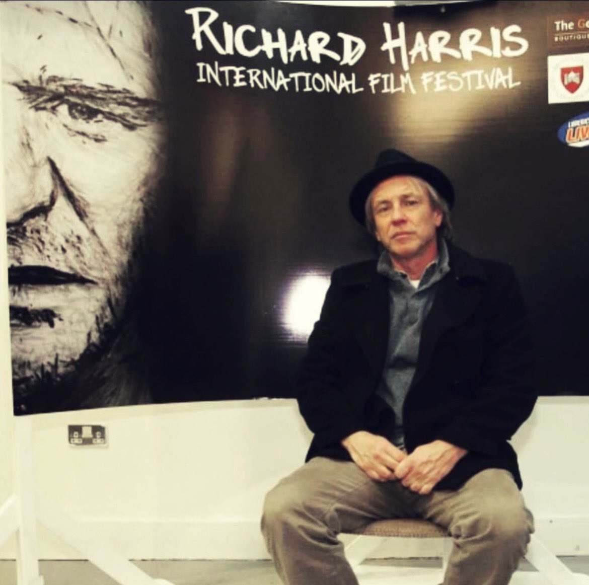 TomdeloheryJ's tweet photo. #director #damianharris #directordamianharris of front of the #drawing #painting #portrait of #irishactorrichardharris #actorrichardharris for #richardharris #filmfestival #richardharrisinternationalfilmfestival #rhiff #art by #artistthomasdelohery #thomasdelohery @TomdeloheryJ https://t.co/lli35qHGgr
