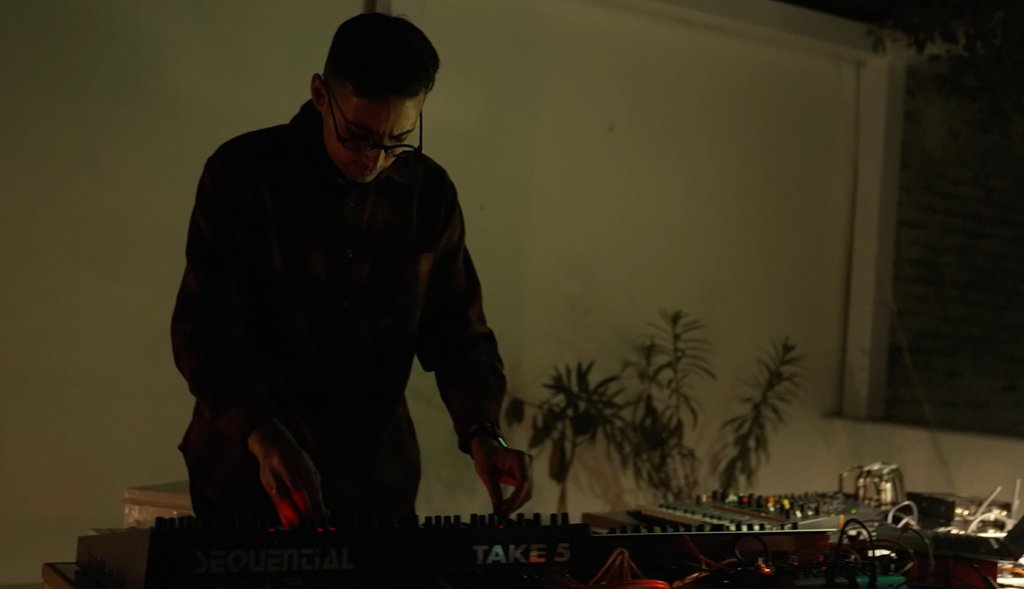 ☀️ Event from #WWN28NorthParallel ☀️
⁠
As part of the exhibition 28° North and Parallel Weathers, Khoj hosted a listening session of Where the Ice meets Water by sound artist Tarun Balani.

👉🏾 Find out more - tinyurl.com/yffh6amf

#WWN #weatherreports #TarunBalani