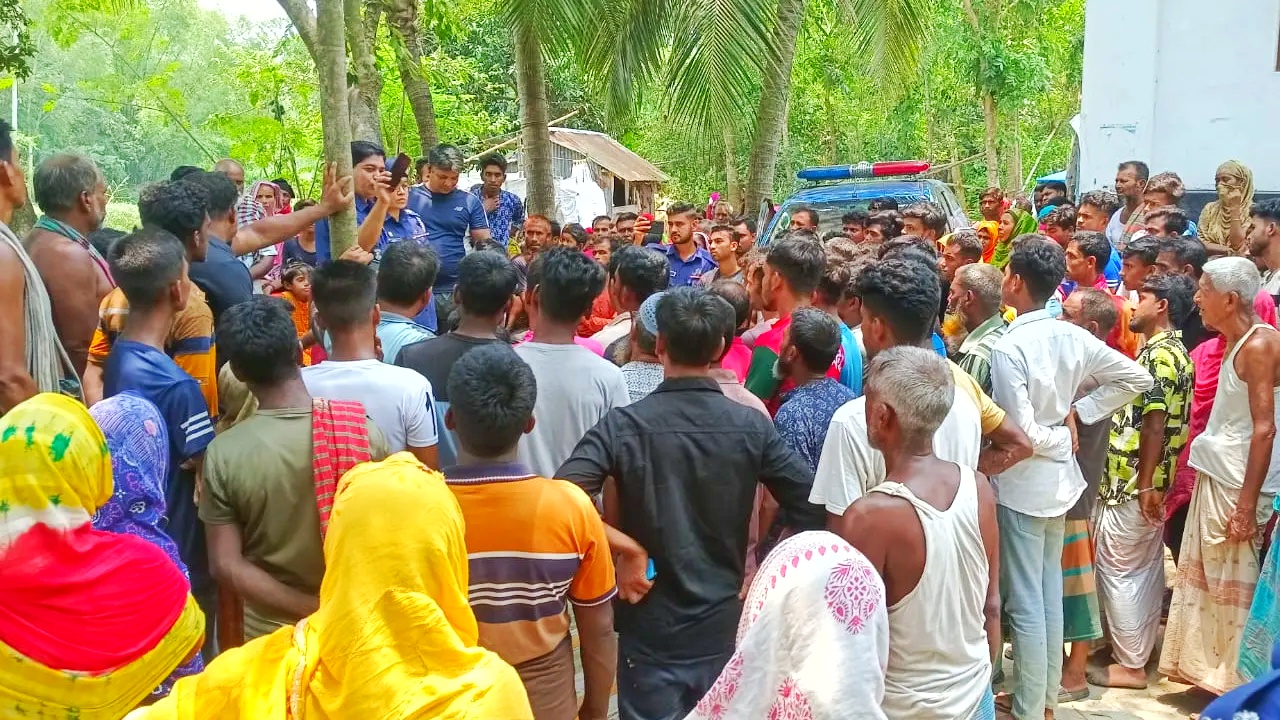 নওগাঁয় নিজ বাড়ির সামনে ছুরিকাঘাতে খুন হলেন মাতব্বর