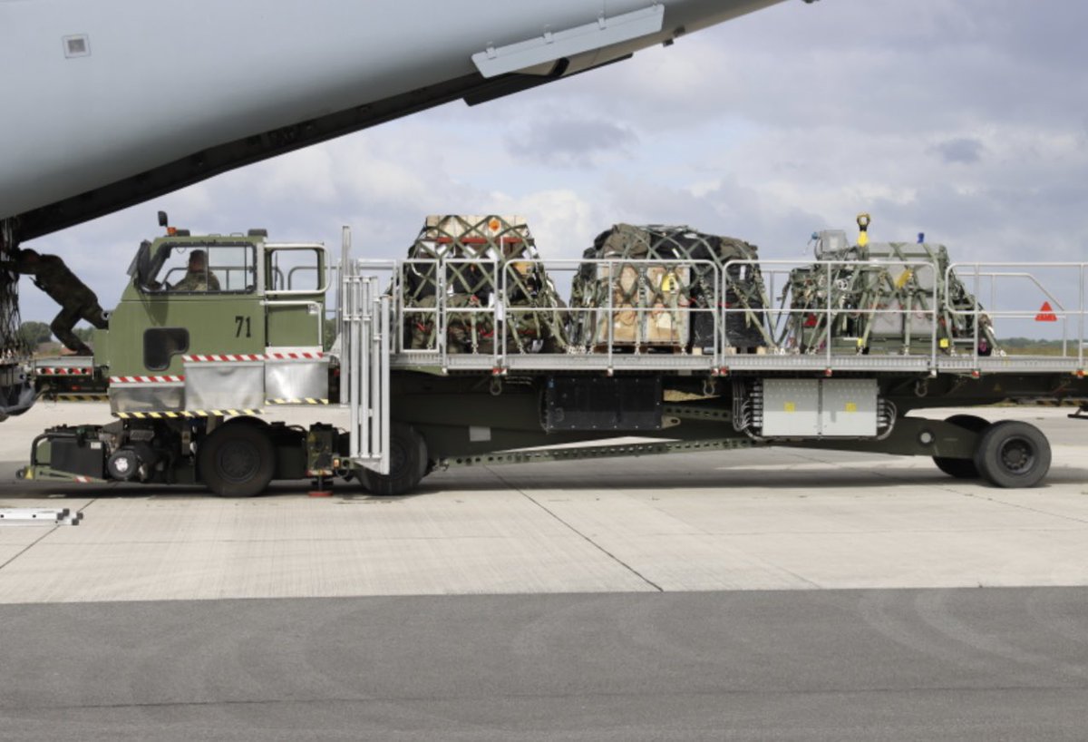 Team_Luftwaffe's tweet photo. Wir unterstützen weiter: Heute haben wir mit einem unserer A400M für das @AuswaertigesAmt vier Paletten mit Hilfsgütern für Gaza abgesetzt. #AirDropForGaza https://t.co/Fi8BgTRBL7