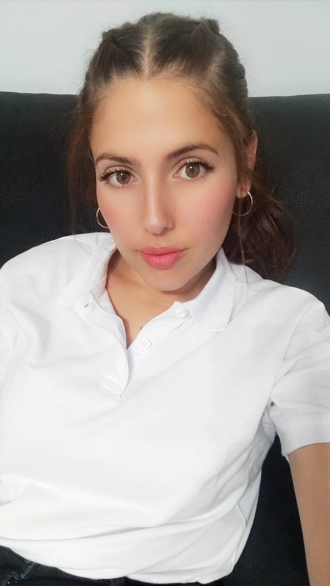 Solo déjame ser el que con ganas te come la piel, pero también el que te dice mi amor  como amaneció como durmió usted... 🥰