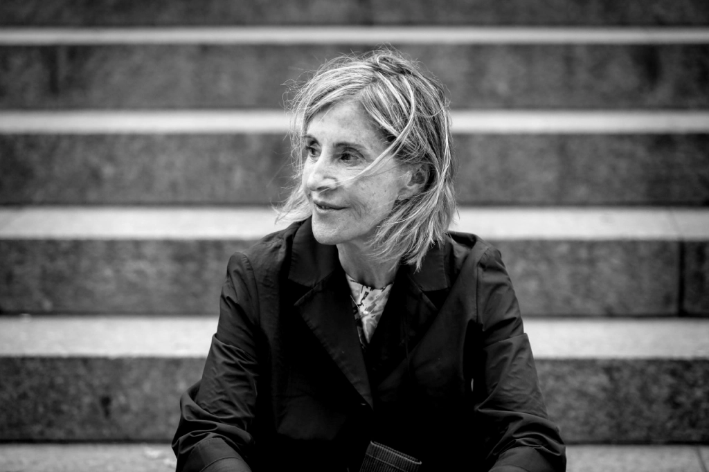 knbaraldi's tweet photo. María Negroni y la traducción como movimiento de amor:

«En toda traducción hay un movimiento de amor, gestos de acercamiento que nacen de una apasionada atracción verbal y que llevan, por lógica, a desear compartir los textos traducidos. Dar a conocer: expresión única del español que ve al conocimiento como una donación. La traducción es, en este sentido, la más generosa de las actividades literarias. En ella se busca, con una sintaxis a la vez apasionada y despersonalizada, tocar el ruido de nuestra época. Y eso ejerciendo una suerte de palabra en voz baja, un canto casi tímido, como quien escribe, parafraseando a Anna Ahkmatova, un «poema sin héroe».

Todo el talento, la sensibilidad de quien traduce está puesta al servicio de un otro o más bien de la otredad de ese otro/a que es quien escribe en la lengua así llamada original. Como quien se pone una máscara (adicional), el traductor se adueña imaginariamente de un mundo. Quiero decir, hace suya toda la intemperie, la oscuridad, el imponderable manojo de deseos, obsesiones y asombros que es también la materia con que se hace el poema. Y desde ahí trabaja y hace oír el punto en que su propia voz se encuentra con la voz del otro y un cortocircuito alumbra alguna nota nueva, irrepetible.

A esto se le llama cruzar un puente. Siempre pensé que la escena en que la protagonista del cuento Lejana de Julio Cortázar intercambia roles con su alter ego en el puente que une y divide la doble ciudad de Budapest podría ser una metáfora curiosa de la traducción.».

@marianegroni2 
"El arte del error"
Editorial: @Vaso_Roto 

https://t.co/zfxl1p1tia